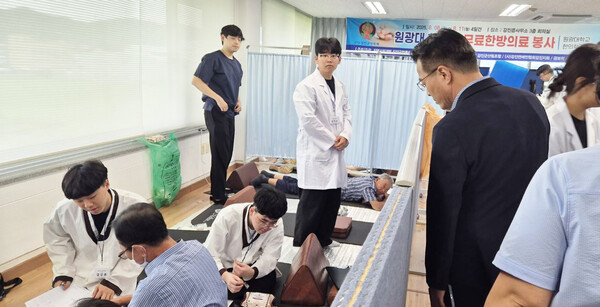 강진군 청록회와 원광대 봉사자가 강진읍 주민을 대상으로 한방의료봉사를 실시하고 있다. (사진=강진군)