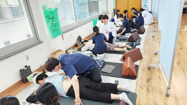 강진군 청록회와 원광대 봉사자가 강진읍 주민을 대상으로 한방의료봉사를 실시하고 있다. (사진=강진군)