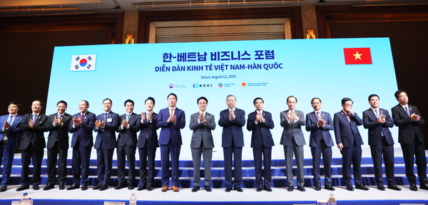 지난 12일 서울 소공동 롯데호텔에서 열린 ‘한-베트남 비즈니스 포럼’에서 김민석 국무총리, 최태원 대한상의 회장, 또 럼 당서기장이 주요 참석자들과 기념촬영을 하고 있다.(사진=국무총리실)