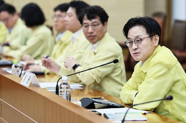 김정관 산업통상자원부 장관이 18일 정부세종청사 산업부 대회의실에서 여한구 통상교섭본부장, 문신학 1차관을 비롯한 주요 간부가 참석한 가운데 ‘산업통상자원부 확대간부회의’를 주재하고 있다. (사진=산업통상자원부)