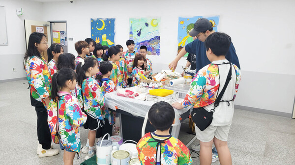 강진군, “함께 그려요! 청소년 미술관” 벽화체험 운영 (사진=강진군)