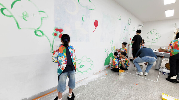 어린이들이 벽화를 그리고 있다. (사진=강진군)