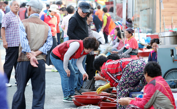  강진읍 시장에서 관광객들이 물건을 고르고 있다. (사진=강진군)