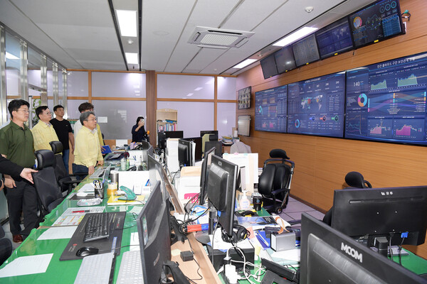 강기정 광주광역시장이 28일 시청 시장실에서 국가정보자원관리원 대전센터 화재에 따른 우리시 행정정보시스템 피해 상황보고를 받은 후 청사내 데이터센터와 UPS 밧데리 현장을 확인하고 있다.(사진=광주광역시)