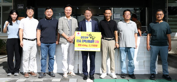 (사)대한한돈협회 강진군지부 강춘성 회장을 비롯한 관계자들이 지난 26일 강진군청을 방문해 ‘희망의 돼지고기’ 전달식을 가졌다. (사진=강진군)