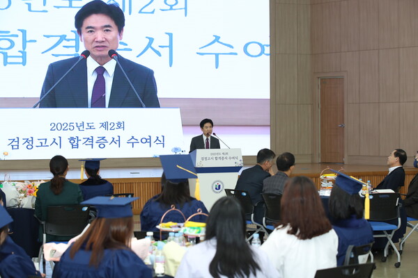 김대중 전라남도교육감이 ‘2025년 제2회 초·중·고졸 검정고시 합격증서 수여식’에서 인사말을 하고 있다.(사진=전라남도교육청)