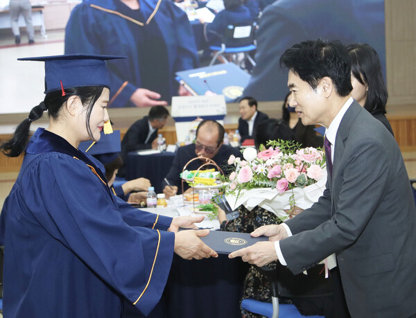 김대중 전라남도교육감이 ‘2025년 제2회 초·중·고졸 검정고시’ 합격생에게 합격증서를 전달하고 있다.(사진=전라남도교육청)