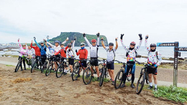 제주도에서 강진만 갈대축제를 홍보중인 강진MTB회원들의 모습 (사진=강진군)