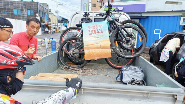 제주도에서 강진만 갈대축제를 홍보중인 강진MTB회원들의 모습 (사진=강진군)