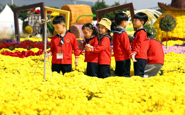 지난해 강진만 춤추는 갈대축제를 찾은 어린이들 (사진=강진군)