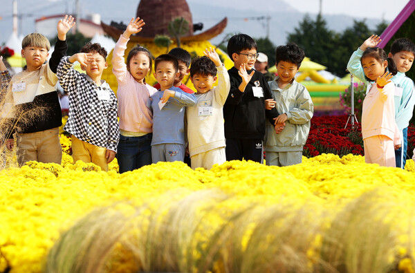 지난해 강진만 춤추는 갈대축제장에서 즐거운 시간을 보내는 어린이들 (사진=강진군)