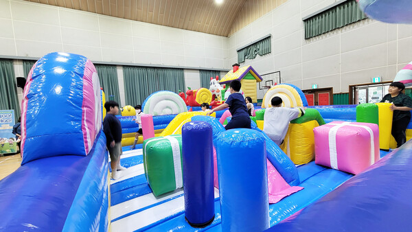 어린이들이 체험을 하고 있는 모습 (사진=강진군)