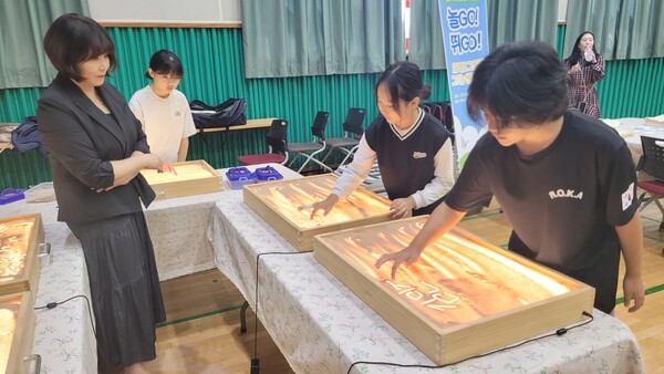 어린이들이 체험을 하고 있는 모습 (사진=강진군)