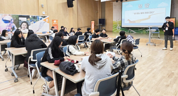‘드림-크래프트 청소년 AI진로캠프’ 활동 모습 (사진=강진군)