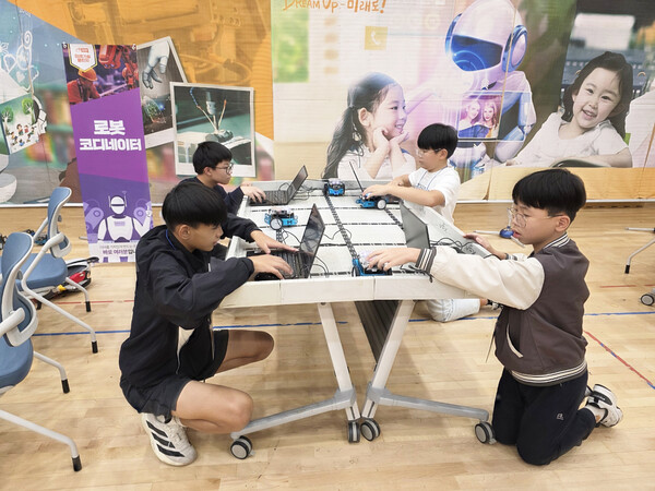 ‘드림-크래프트 청소년 AI진로캠프’ 활동 모습 (사진=강진군)