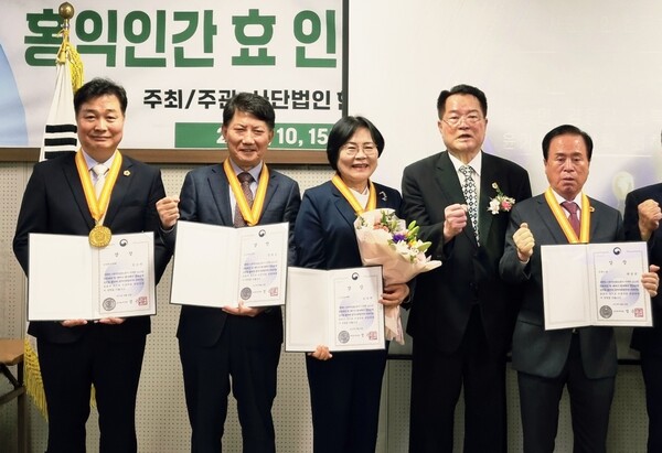 경로의 달 수상자들이 수상을 기념해 한 자리에 모였다. (사진=강진군)