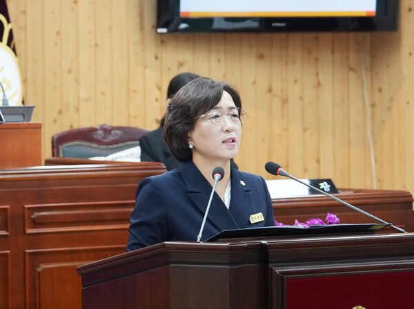 강진군의회 유경숙 의원이 지난 23일 열린 제316회 임시회 제2차 본회의에서 ‘홀로 사는 어르신 등 병원 동행 서비스 지원 조례안’을 발의하고 있다. (사진=강진군)