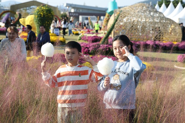 제10회 강진만 춤추는 갈대축제장을 찾은 어린이들이 하트와 브이자를 그려 보이며 사진촬영을 하고 있다. (사진=강진군)