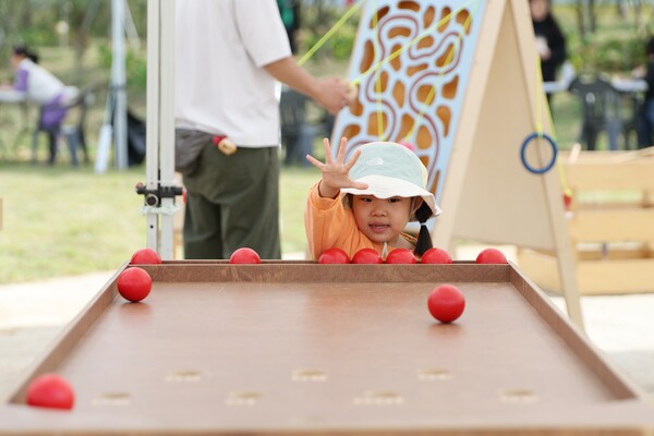 ‘강진만 어린이 키즈존’에서 한 어린이가 체험하며 즐거운 시간을 보내고 있다. (사진=강진군)