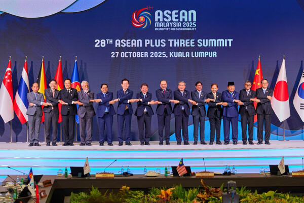 이재명 대통령이 27일 말레이시아 쿠알라룸푸르 컨벤션센터에서 열린 아세안+3 정상회의에서 참석자들과 기념촬영을 하고 있다.(사진=대통령실)