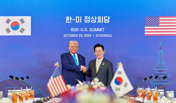 지난 29일 경주박물관에서 진행된 한미 정상회담에 앞서 이재명 대통령이 APEC 정상 주간을 맞아 국빈 자격으로 방한 중인 도널드 트럼프 미국 대통령과 악수하고 있다. (사진=대통령실)