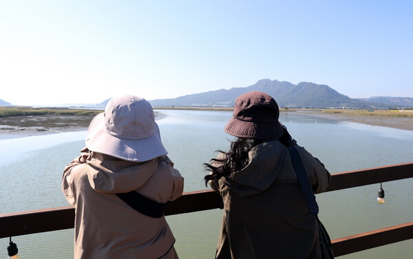 강진만을 바라보는 관광객 (사진=강진군)