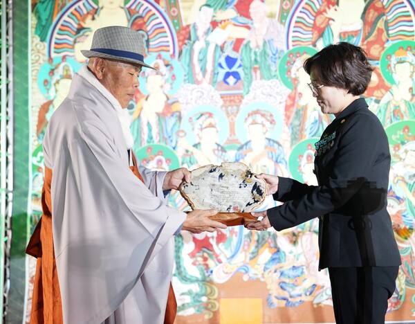 지난 28일 군동면 남미륵사 대웅전 앞마당에서 열린 ‘제34회 남미륵사 산사음악회’에서 법흥 주지스님이 강진군의회 유경숙 의원(운영위원장)에게 감사패를 수여했다. (사진=강진군의회)