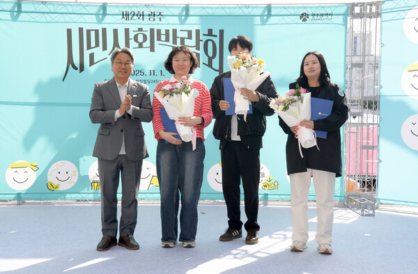 강기정 광주광역시장이 1일 전일빌딩245 앞에서 열린 2025 시민사회박람회에 참석해 시민사회 공헌자 표창을 한 후 기념촬영을 하고 있다. (사진=광주광역시)