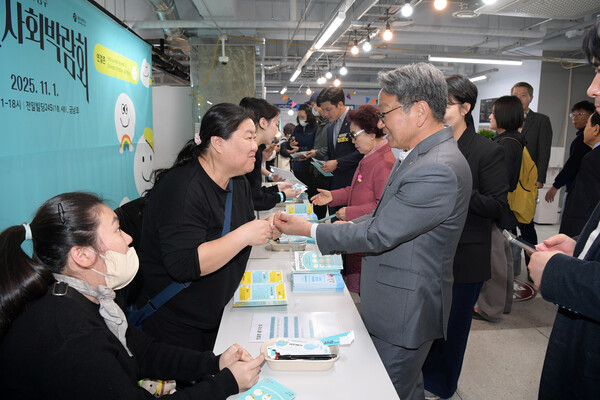 강기정 광주광역시장이 1일 전일빌딩245에서 열린 2025 시민사회박람회에 참석해 부스라운딩을 하고 있다.(사진=광주광역시)