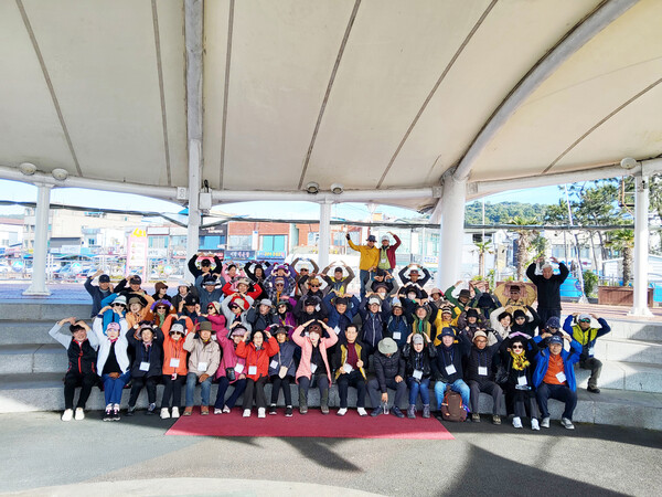 놀토수산시장에서 단체사진 (사진=강진군산림조합 산림문화탐방회)