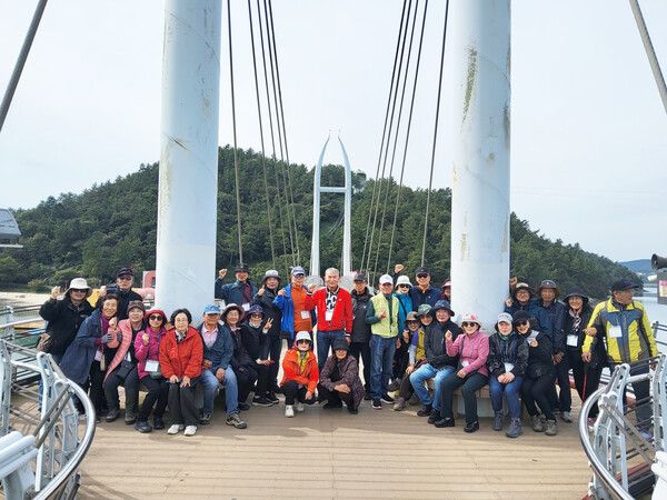 청자다리에서 단체사진 (사진=강진군산림조합 산림문화탐방회)