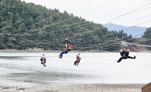가우도 짚라인 체험 (사진=강진군산림조합 산림문화탐방회) 