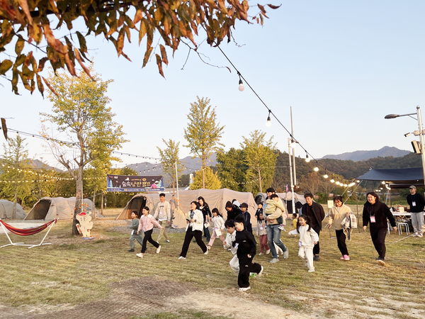 강진 하멜감성텐트촌에서 열린 ‘캠핑과 함께하는 문화로운 강진’에 참여한 가족들이 캠핑 프로그램을 즐기고 있다. (사진=강진군)