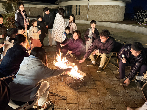 강진 하멜감성텐트촌에서 열린 ‘캠핑과 함께하는 문화로운 강진’에 참여한 가족들이 캠핑 프로그램을 즐기고 있다. (사진=강진군)