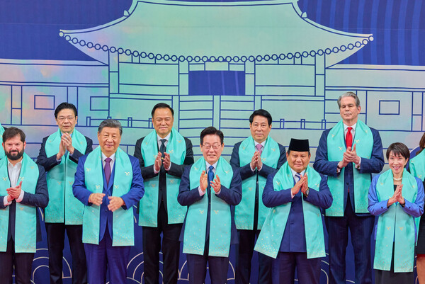 이재명 대통령이 지난 1일 경주화백컨벤션센터(HICO)에서 열린 2025 아시아태평양경제협력체(APEC) 정상회의에서 각국 정상들과 한복 소재로 만든 목도리를 두르고 기념 촬영을 하고 있다. (사진=대통령실)