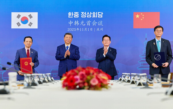 이창용 한국은행 총재와 다이빙 주한중국대사가 지난 1일 경북 경주박물관에서 이재명 대통령과 시진핑 중국 국가주석이 참석한 가운데 ‘원-위안 통화스왑 계약’을 체결하고 있다.(사진=대통령실)