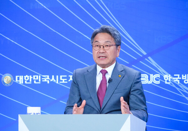 강기정 광주광역시장이 4일 오전 서울 한국방송회관에서 열린 ‘지방자치 30주년 시도지사 정책토론회’에 참석해 AI·에너지분권·균형발전 등 자립형 지방정부 모델을 제시하고 있다. (사진=광주광역시)