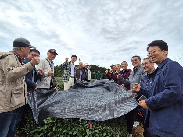 김철우 보성군수는 영농형 태양광을 설치한 스마트 에너지 다원인 스츠카 솔라 차원을 방문했다(사진=보성군)