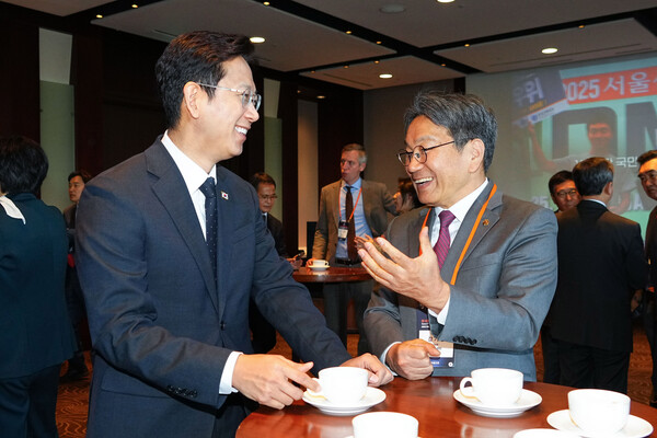 강기정 광주광역시장이 5일 오전 서울 신라호텔에서 열린 ‘제10회 서울미래컨퍼런스’에 참석해 배경훈 과학기술정보통신부 장관과 환담장에서 대화를 나누고 있다.(사진=광주광역시)