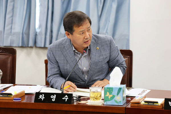 지난 5일 전라남도의회 제395회 제2차 정례회 보건복지국 소관 행정사무감사에서 차영수 전남도의원이 120번 복지상담콜센터 운영 실효성 문제를 지적하고 있다. (사진=