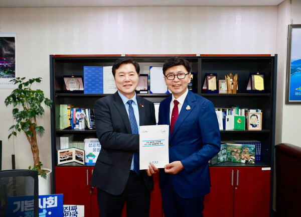 김철우 보성군수(오른쪽)가 국회에서 조계원 예산결산특별위원회 위원을 만나 보성군 주요 현안사업 국비 지원을 건의했다. (사진=보성군)