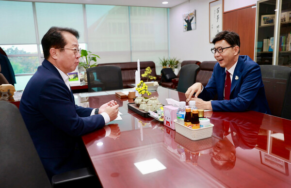 김철우 보성군수(오른쪽)가 국회에서 문금주 의원을 만나 보성군 주요 현안사업 국비 지원을 건의하고 있다. (사진=보성군)