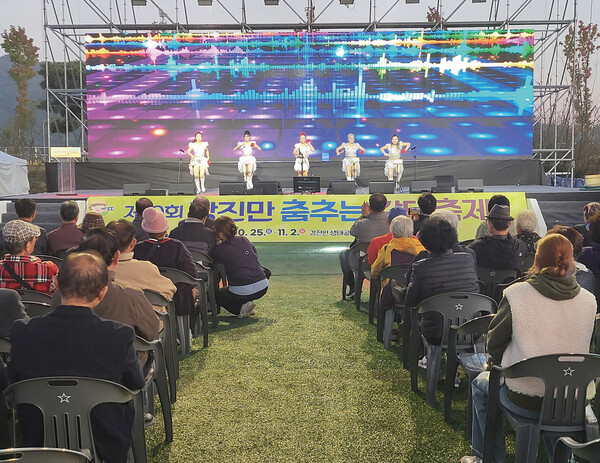 10월 25일부터 11월 2일까지 강진만 생태공원일원에서 개최된 ‘제10회 강진만 춤추는 갈대축제’ 행사의 일환으로 10월 29일 진행된 강진문화예술인의 날’ 행사에서 난타팀이 공연을 하고 있다. (사진=김필수 기자)