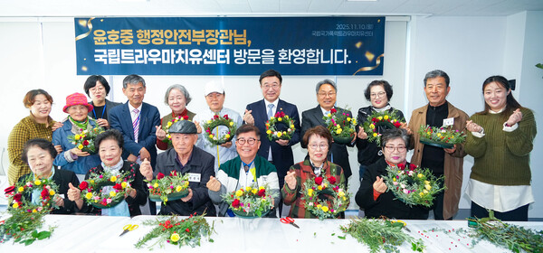 강기정 광주광역시장과 윤호중 행정안전부 장관이 10일 서구 화정동 국립트라우마치유센터를 찾아 유가족·피해자와 간담회를 마친 뒤 기념촬영을 하고 있다. (사진=광주광역시)