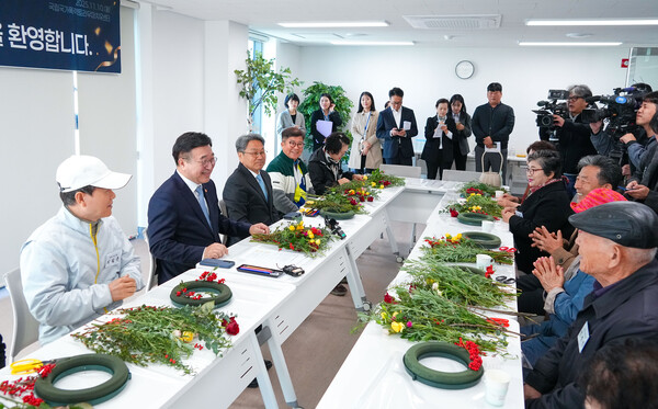 강기정 광주광역시장과 윤호중 행정안전부 장관이 10일 서구 화정동 국립트라우마치유센터를 찾아 유가족·피해자와 간담회를 하고 있다. (사진=광주광역시)