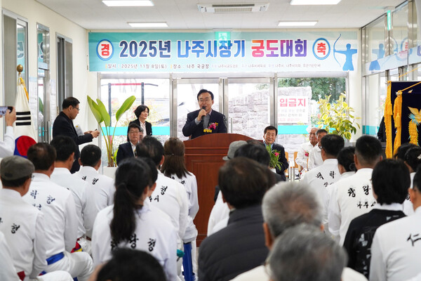 윤병태 시장이 지난 8일 나주종합스포츠파크 내 국국장에서 열린 ‘2025년 나주시장기 궁도대회’에서 인사말을 하고 있다. (사진=나주시)