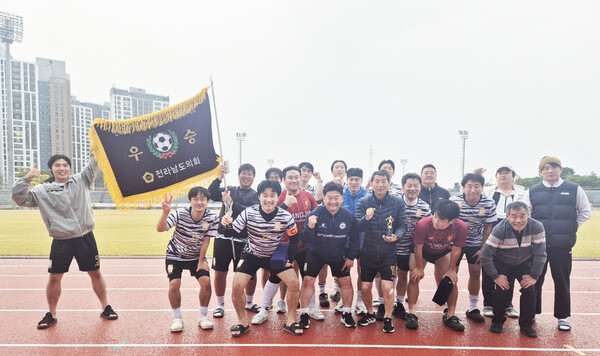 강진군청 축구팀이 지난 8일 나주체육관에서 열린 도지사 축구대회에 우승하고 기념촬영을 하고 있다. (사진=강진군)