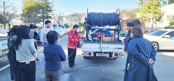 강진읍사무소 주차장에서 직원들을 대상으로 진화장비 작동법을 교육하고 있다. (사진=강진군)