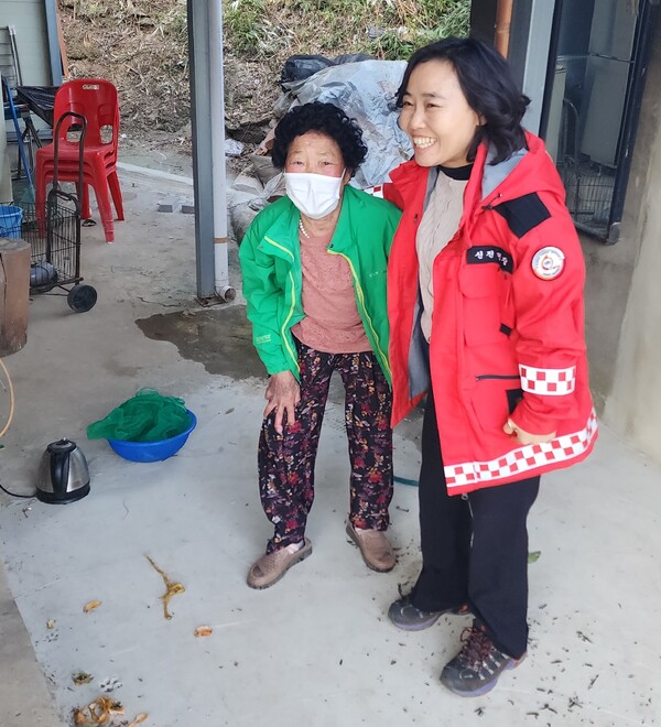 윤진희 신전면장이 취약계층 가구를 방문해 생활실태를 살피고 있다. (사진=강진군)