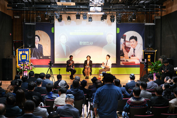 김보미·노두섭 의원 공동 북콘서트 북토크 현장. 공동저자 김희원 인터뷰어(왼쪽)와 함께 김보미 작가(가운데), 노두섭 작가(오른쪽)